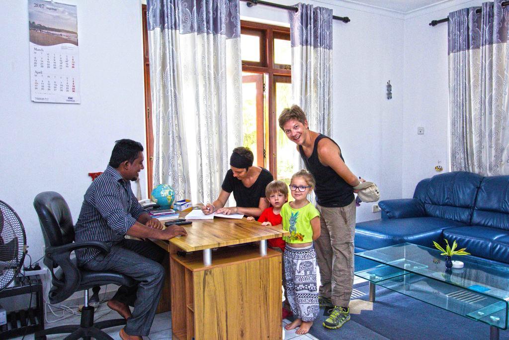 The Blue Beach Guesthouse Negombo Luaran gambar